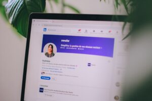 Prospection Multicanal 2026 : Email + LinkedIn, la Méthode